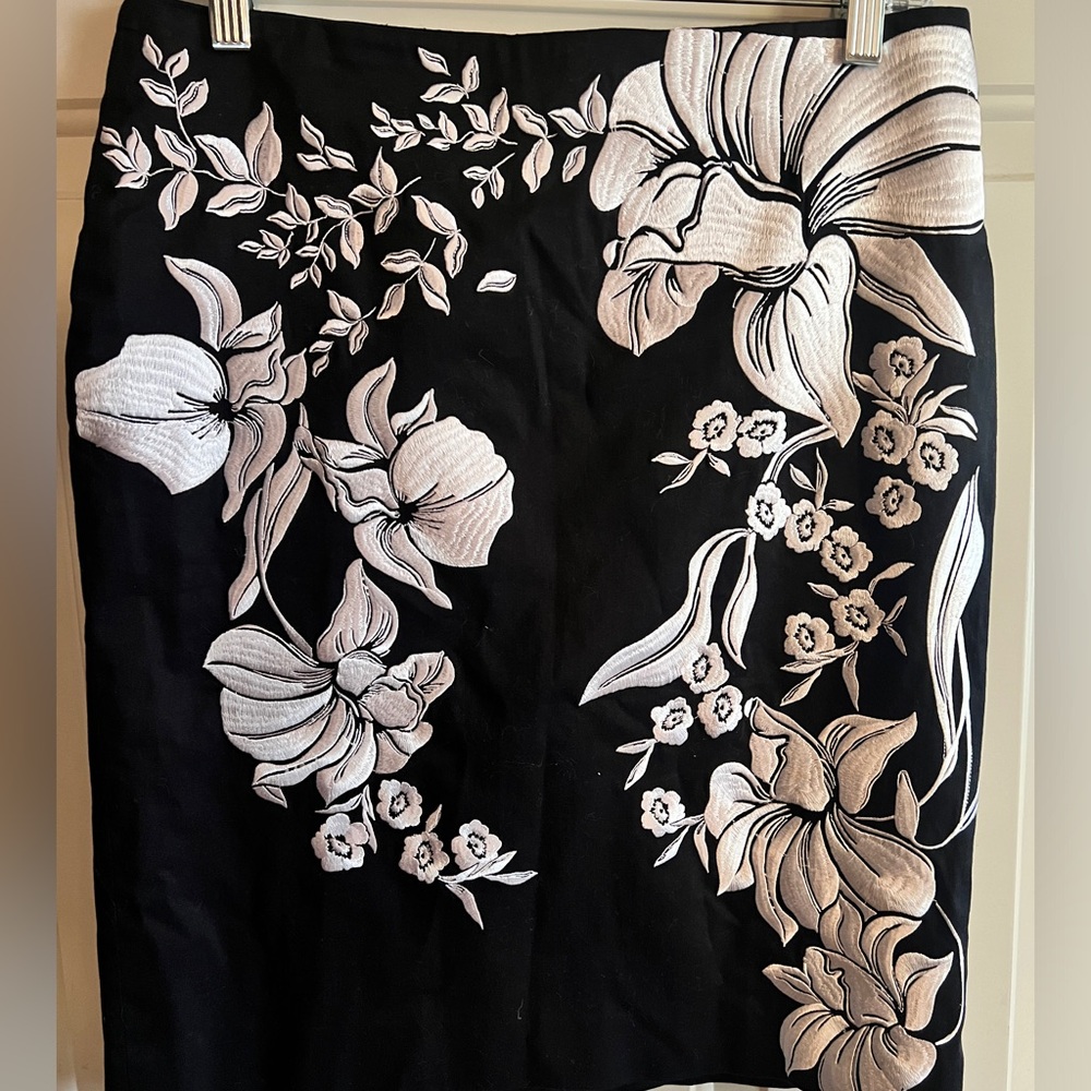 White House Black Market Embroidered skirt size 6